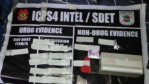 A police officer shows the illegal drugs seized during the October 18, 2024, operation in Molo, Iloilo City. The drugs have an estimated street value of P680,000, and one suspect remains at large. (Photo by ICPO)