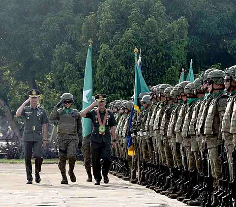 ZAMBOANGA. The 11th Infantry Division tenders a testimonial parade and review in honor of Brigadier General Giovani Franza, 1102nd Infantry Brigade (1102Bde) commander (with garland), on Saturday, October 19, at Camp Teodulfo Bautista in Jolo, Sulu, as he officially retires from the military service on Sunday, October 20. Franza’s deputy, Colonel Alaric Avelino Delos Santos, was designated as the 1102Bde acting commander.