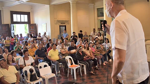 GOV. LACSON DISTRIBUTES P12.5 M FOR BARANGAY PROJECTS