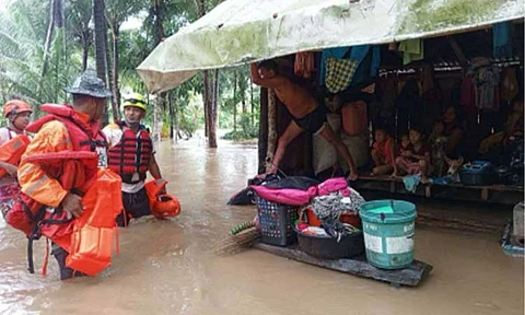 READY FOR RESCUE. Members of the Philippine Air Force's disaster response task unit rescue stranded families in Lopez, Quezon on Wednesday (Oct. 23, 2024). The Office of Civil Defense on Friday (Oct. 25) said the death toll from the effects of Severe Tropical Storm Kristine has climbed to 46.
