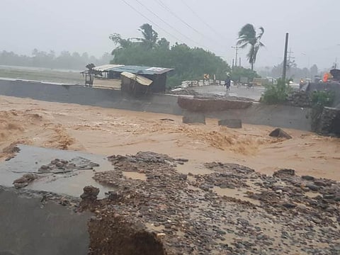 BICOL. The detour road in Barangay Nagas, Tiwi, Albay province, collapsed on Wednesday, October 23, 2024, as heavy rains from Typhoon Kristine battered the Bicol Region. This road, which connects the municipalities of Tiwi and Malinao, is now impassable. In response, the local government of Tiwi has mobilized vehicles to ensure transportation to Tiwi Centro.