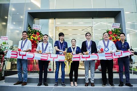 From left: Antonio “Toti” Zara III, Head of Retail and Distribution, ACMobility; Hon. Benedict Jasper Lagman, Vice Mayor, San Fernando City, Pampanga; Oscar Chng, President, ValueSales Inc.; Lovelyn Labrador, Deputy GM for Corporate Services, BYD Philippines; Jaime Alfonso Zobel de Ayala, CEO, ACMobility; Bob Palanca, Managing Director, BYD Cars Philippines; Joseph Chng, CEO, ValueSales, Inc.