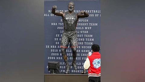 Estatuwa ni Wade gi-unveil sa Heat