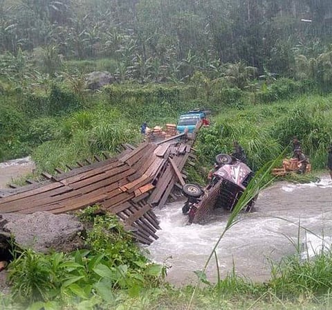 Tulay nga kahoy nahugmak; multicab nahagbong, 3 angol