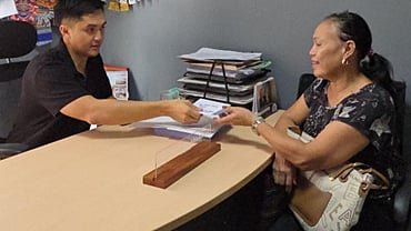 Bacolod City Councilor Jason Villarosa turned over the P10,000 financial assistance to Mrs. Nora Maniego, the surviving spouse of the late Joemarie Maniego, the insured in the YES Bacolod insurance program initiated by the young councilor.
