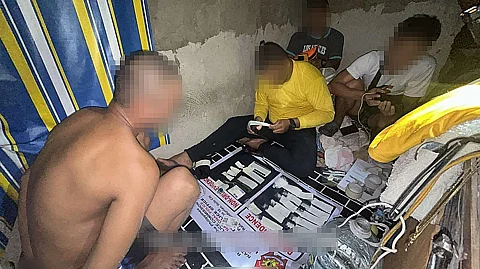 Personnel from the Iloilo City Police Station (ICPS) 10 present evidence, including suspected ‘shabu’ valued at P1,020,000 and a .38-caliber revolver, seized during the arrest of alias Batoy in Barangay Bakhaw, Mandurriao, Iloilo City, on November 30, 2024. (Photo by Icpo)