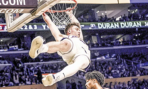 ROOKIE: Nikumpayot sa ring ang nagkakuyaw nga rookie sa Los Angeles Lakers nga si Dalton Knecht human siya nakahansak batok sa Portland Trail Blazers kagahapon, Lunes, Disyembre 9, 2024 (PH time), sa NBA. /