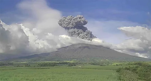 Mt. Kanlaon erupts anew