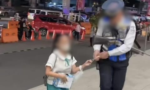 MANILA. In a viral video, the security guard hits and kicks a girl who is wearing a school uniform as he tries to drive her away, preventing her from selling sampaguita on the mall's premises. The girl fights back as the security guard tries to snatch and destroy her sampaguita.
