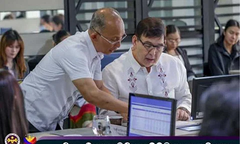 ADDRESSING CONCERNS. Finance Secretary Ralph Recto (right) meets with Baguio City Mayor Benjamin Magalong to address local government units' concerns on their national tax allotment shares. The meeting held Wednesday (Jan. 15, 2025) at the DOF office in Manila was also attended by Quezon City Mayor Joy Belmonte and Dumaguete City Mayor Felipe Antonio Remollo. (Photo courtesy of DOF)