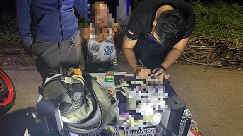 Law enforcement officers from the Balasan Municipal Police Station seized approximately 890 grams of substane believed to be shabu worth P6,052,000 and arrested a high-value individual in a buy-bust in Barangay Kinalkalan, Balasan, Iloilo.
(Photo courtesy of Balasan MPS)