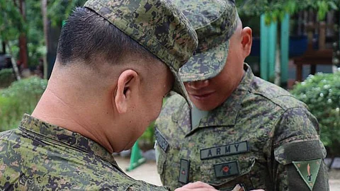 ZAMBOANGA. The Army’s 53rd Infantry “Matapat” Battalion (53IB) on Monday, March 10, held a Pinning of Ranks and Donning of Unit Patch Ceremony recognizing the three newly-promoted officers and officially welcomed a newly assigned officer into the battalion. A photo handout showed Lieutenant Colonel Rolando Vargas, Jr., 53IB commander (left), pinning the patch of the battalion to Second Lieutenant Danico Cacanando marking the beginning of his journey with the Matapat troopers. (SunStar Zamboanga)