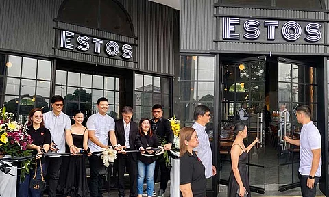 NOW OPEN. Chef Al Lawrence Fernando and wife Claire, together with parents doctors Larry and Agnes Fernando and Megaworld executives, opened Estos Clark to diners with its well curated menu on Saturday, March 8. (Photos by Jovi T. De Leon