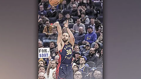 4,000 3-PTS. Naposte ni Curry