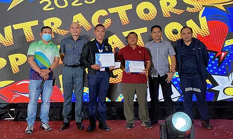 VICTORS OF SAFETY. Davao Light’s 2025 Contractors’ Appreciation Night highlighted exceptional safety practices and embodied values worth emulation through special awards for outstanding companies and individuals. SG Robert Temporado of Arsenal Security Agency, Inc. and Ranieto Sumalinog of ACAA, Inc. (3rd and 4th from left) were honored as Lifesaver Awardees during the event.