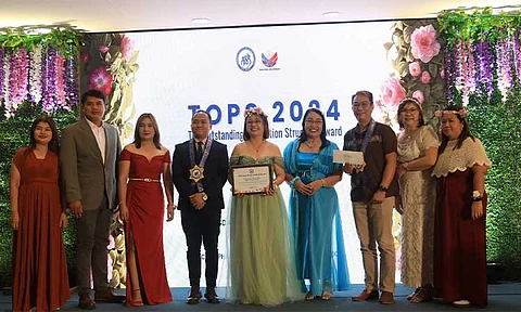 POPULATION DEVELOPMENT CHAMPIONS. Commission on Population and Development Regional Director Lourdes Nacionales congratulates local government units in Central Luzon for their exemplary programs in addressing population concerns and fostering sustainable development during The Outstanding Population Structures Year 5 awarding. (Photo courtesy of CPD-3)