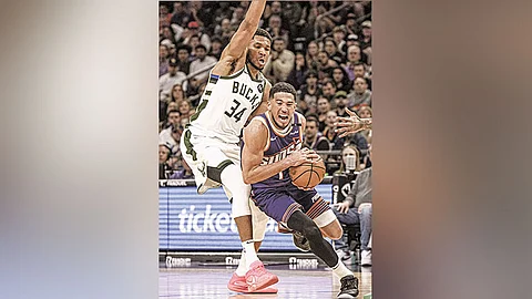 ■ LUSOT:Nangita’g paaagi si Phoenix Suns guard Devin Booker (tuo) aron lutsan ang depensa ni Milwaukee Bucks forward Giannis Antetokounmpo (wa) ning aktuha sa usa sa mga aksyon sa NBA ning Martes, Marso 25, 2025 (PH time).
