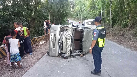 Bata patay, laing walo angol human nalintuwad ang gisakyan'g multicab