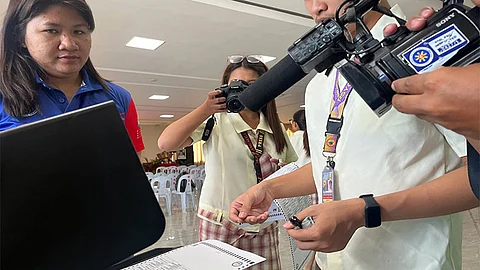 Mga batan-on gihagit batukan ang sayop nga info online