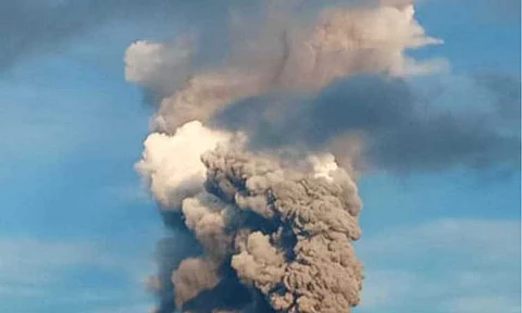 POWERFUL BLAST. A thick plume rose to some 4,000 feet as Mt. Kanlaon erupted at 5:51 a.m. Tuesday (April 8, 2025). Canlaon City Mayor Jose Chubasco Cardenas has ordered the suspension of entry to the 6-kilometer Permanent Danger Zone. (Photo courtesy of the Negros Oriental PDRRMO)