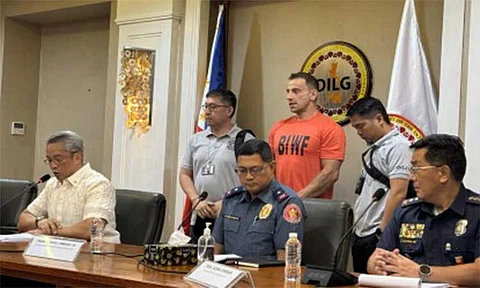 UNDESIRABLE ALIEN. Interior Secretary Jonvic Remulla (left) presents Russian vlogger Vitaly Zdorovetskiy (center, standing) at a press conference in Quezon City on Monday (April 7, 2025). Remulla said Zdorovetskiy will have to stay longer in the country to face charges for harassing and insulting Filipinos for content. (PNA photo by Lloyd Caliwan)