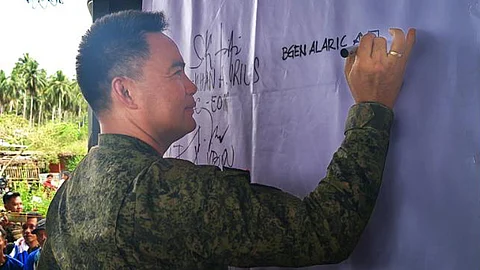 ZAMBOANGA. The different joint task forces under the Western Mindanao Command launch political candidates’ forum the highlight of which is the signing of covenant or pledge of commitment, especially in hotpots areas, to ensure peaceful and orderly conduct of the elections. A photo handout shows Brigadier General Alaric Avelino Delos Santos, 1102nd Infantry Brigade commander, participated in the Pledge of Peace Covenant for the mid-term polls at the Municipal Covered Court in Lahing-Lahing village, Omar, Sulu on Saturday, April 5, 2025. (SunStar Zamboanga)