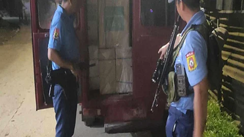 ZAMBOANGA. Authorities confiscate some P1.6 million worth of smuggled cigarettes in a law enforcement operation in evening of Tuesday, April 8, 2025, in Lagundi Drive, Barangay Tulay, Jolo, Sulu. The smuggled cigarettes were seized after the policemen noticed a vehicle suspiciously parked nearby while they were conducting checkpoint operation. (SunStar Zamboanga)