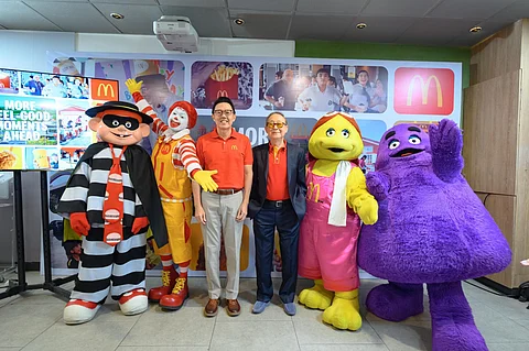 McDonald’s Corporation grants a fresh 20-year license to Dr. George T. Yang (right) and Kenneth S. Yang (left).