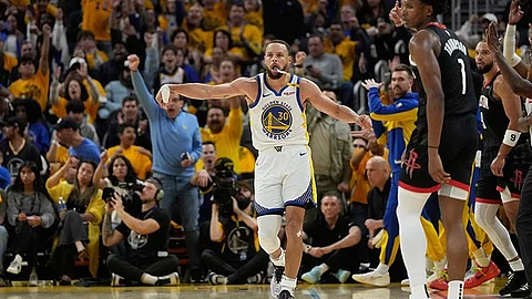 Curry, GSW gipanghagsa ang Rockets