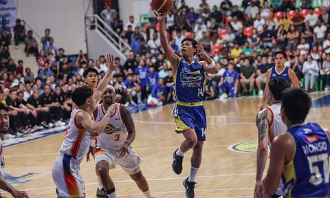 HOMETOWN BOY: Mipakita sa iyang abilidad ang beterano nga si Mark Barroca sa ilang pagduwa sa iyang hometown sa Zamboanga. /