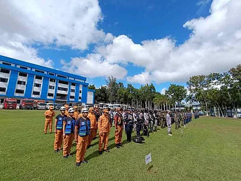 b01f-safety&security.jpg
Rojean Grace G. Patumbon
Integridad sa eleksyon panalipdan
Rojean Grace G. Patumbon
KINATIBUK-ANG 541 ka mga safety and security personnel gikan sa Davao Region ang ipakatag sa Bangsamoro Autonomous Region in Muslim Mindanao (Barmm) alang sa 2025 National and Local Elections (NLE).
Sa 541 ka personahe, 500 niini gikan sa Police Regional Office-Davao Region (PRO-Davao) ug 41 gikan sa maritime units, kinsa magserbi isip miyembro sa Special Electoral Board.
Gihimo ang send-off ceremony alang sa Multi-Agency Security Forces and Special Electoral Boards (SEB) Miyerkules sa buntag, Abril 30, 2025, sa Camp Sgt. Quintin Merecido sa Buhangin, Davao City.
Gikanayon ni Police Brigadier General Leon Victor Z. Rosete, regional director sa PRO-Davao, nga mga security forces andam nga depensahan ang integridad sa prosesong demokrasya. Gipahimug-atan niini ang kabililhon sa makiangayon nga eleksyon ug ang misyon sa matag personahe tataw kaayo: iseguro nga matag molupyo makahimo sa ilang katungod sa pagbotar nga way kahadlok o panghulga.
“PNP personnel meticulously secure polling places, control access, and prevent any unauthorized entry. They will work tirelessly to maintain peace and order, manage crowds and resolve disputes peacefully,” matud niya.
Sulti ni Atty. Michael C. Abas, regional director sa Commission on Elections-Davao, nga ang pagpakatag sa 541 ka personahe ngadto sa Barmm usa ka "constitutionally mandated effort" aron nga bantayan ang katungod nga mobotar ug panalipdan ang integridad sa electoral nga proseso ilabi na sa mga lugar nga duna nay kasinatian sa mga komplikto panahon sa eleksyon.
“Ang inyong papel ay hindi lamang para tiyakin ang kaayusan at seguridad, kayo rin po ang magiging katuwang ng komisyon sa pagbibigay ng pantay at malinis na halalan sa bawat Pilipino saan man dako ng bansa,” pagpasabot niya.
Gibutyag ni Abas nga 807 ka pulis gikan sa PRO-Davao gibansay isip mga miyembro sa electoral board, ug 500 kanila ipakatag sa Barmm. Matud niya nga kining mga pulis andam nga magserbi isip miyembro sa electoral board sa panahon nga magkuwang ang mga magtutudlo.
Tumbok niya nga sa milabay nga mga kaso, sama sa Cotabato City, kon diin pipila ka mga electoral board members nisibog sa adlaw sa eleksiyon, nagpahimug-at sa panginahanglan sa pulis nga mohimo sa maong tahas kung gikinahanglan. Iyang gitin-aw nga mga pulis nga gi-asayn isip electoral board members sa Barmm dili gikan sa rehiyon.
Gibutyag sab ni Rosete nga ang kinatibuk-ang 12,168 safety and security personnel gipakatag sa tibuok rehiyon alang sa 2025 NLE. Sa maong ihap, 1,557 gikan sa 10th Infantry Division, 184 gikan sa Coast Guard District Southeastern Mindanao (CGDSEM), 195 gikan sa Bureau of Fire Protection, ug 10,232 gikan sa PRO-Davao.
