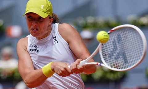 BACKHAND RETURN. Iga Swiatek of Poland uses both of her hands as she returns the ball to Russia’s Diana Shnaider during their Madrid Open tennis encounter. /