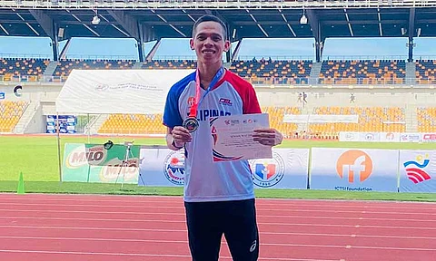 SILVER WINNER. Sonny Wagdos smiles with his silver medal at the ICTSI Philippine Athletics Championships on May 1, 2025, at the New Clark City Athletic Stadium in Capas, Tarlac. The 31-year-old national team athlete clocked 14:58.97 to finish second in the men’s 5,000-meter final, adding another runner-up finish to his recent silver at the 2025 Singapore Open.