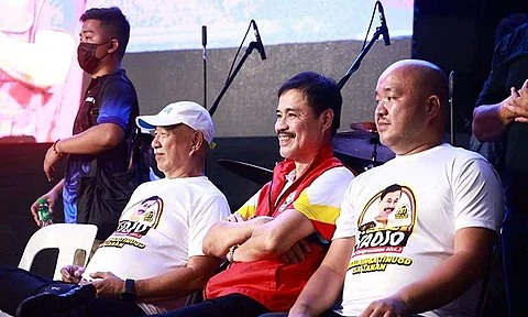 The Laak miting de avance of the Team GoGoTa saw the official endorsement of the Luchay Lim Lao–Boyet Jovita tandem for mayor and vice mayor of Laak. The endorsement came from no less than Second District congressional bet Noe “Butchoy” Taojo (center, sitting), gubernatorial candidate and current Second District Congressman Ruwel Peter Gonzaga, and vice gubernatorial bet and current governor of the province Dorothy “Dotdot” M. Gonzaga, backed further by former governor Arturo Uy (left) and current Vice Governor Tyron Uy (right).