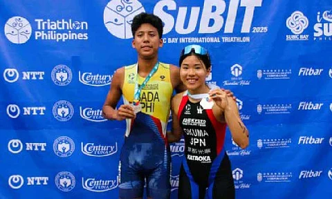 CHAMPS. Filipino Darell Johnson Bada (left) and Japan’s Yukiho Okuma pose during the awarding ceremony of the 2025 NTT Asia Triathlon Cup Subic Bay at Subic Bay Freeport Zone in Zambales on Sunday (May 4, 2025). The two topped the sprint junior elite division. (PNA photo by Jean Malanum)