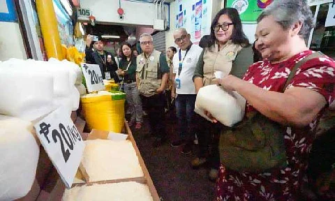 AFFORDABLE RICE. Agriculture Assistant Secretary Genevieve Velicaria-Guevarra (2nd from right) leads the official launching of the PHP20 per kilogram program in eight Kadiwa ng Pangulo (KNP) sites in Metro Manila at Mandaluyong Public Market in Mandaluyong on Monday (May 13, 2025). She said more Filipinos in the vulnerable sector may access the cheaper quality rice in 32 KNP Centers and markets in Luzon starting this week. (PNA photo by Robert Alfiler)