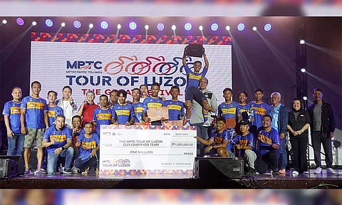 ASI TAULAVA shares a victorious moment with members of the overall team champion MPT DriveHub along with tour executive director Metro Pacific Tollways Corp. Chief Regulatory Officer Arrey Perez, organizer DuckWorld PH chairman Patrick “Pató” Gregorio, cycling legends Paquito Rivas, Carlo Guieb, and Renato Dolosa, and Cignal TV brass Sienna Olaso during the closing ceremony last May 1 at Camp John Hay.