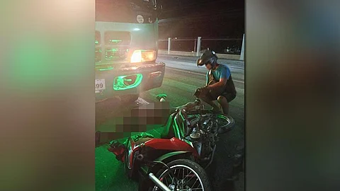 Motorcycle rider naligsan sa truck, patay