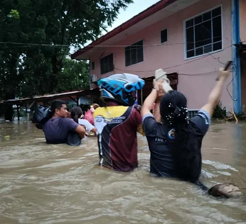 ZAMBOANGA. Residents evacuate on Sunday, May 18, after widespread flooding brought about by incessant rains in recent days hit the town of Kumalarang in the province of Zamboanga del Sur. An elderly died while over a thousand families were displaced as nine of the town’s 18 villages were inundated by floodwaters.