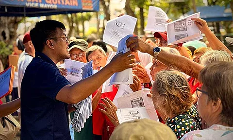 SENIOR CARD RUSH. Hundreds of senior citizens gather at Osmeña Park in Davao City on Monday, May 19, 2025, to update their City Mayor’s Office-Office of the Senior Citizens Affairs (CMO-Osca) IDs, which are required to claim annual subsidies. Officials, however, clarify that only IDs issued in 2022 or earlier need renewal.
