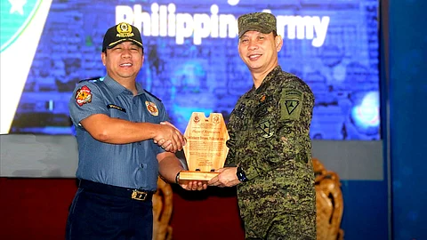 The Police Regional Office in Western Visayas (PRO 6) awards the Philippine Army’s 3rd Infantry Division for its role in securing the 2025 midterm elections during a ceremony on May 19, 2025, at Camp Delgado, Iloilo City. Brigadier General Nhel Richard Patricio, Commander of the 301st Infantry (Bayanihan) Brigade, received the award on behalf of the 3ID. (Photo courtesy of 3DPAO)