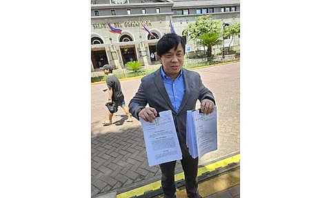 Lawyer Jeff Miranda shows the petition of Mylyn Pineda Cayabyab asking the Commission Elections for a recount of the City of San Fernando mayoral race result. Reelectionist Mayor Vilma Caluag garnered 127,124 votes, defeating Cayabyab who earned 49,061 votes.
Photo by Ian Ocampo Flora