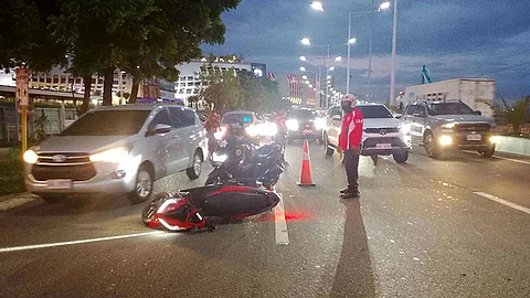 Motorcycle driver naligsan og dump truck sa SRP, patay
