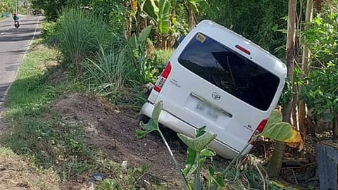 Van mibangga sa poste, nalimbuwad; 10 naangol