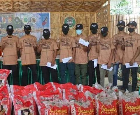 ZAMBOANGA. Ten members of the Dawlah Islamiya (DI) terror group have surrendered to the troops of the 90th Infantry Battalion (90IB) Wednesday, May 28, in Kabengi village, Datu Saudi Ampatuan, Maguindanao del Sur. They have received livelihood as well as cash assistance from the government.