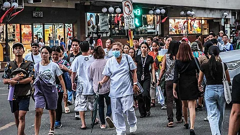 ■ GIPAHIMANGNUAN: Publiko padayon sa naandan nga gimbuhaton diin tapok sa mga tawo ang nanglabang sa dalan Colon, Dakbayan sa Sugbo taliwala sa awhag sa health authorities nga magmatngon ug mosunod sa gitakda nga health protocols sa nagpadayon pag-monitor sa kaso sa Monkeypox (Mpox).