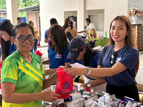 SM employee volunteers helped distribute prescribed medicines to residents in Barangay Binuangan, Maco, Davao de Oro.