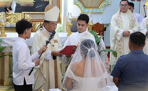 44 couples tie knot in PRO 8’s ‘Kasalang Pulis’