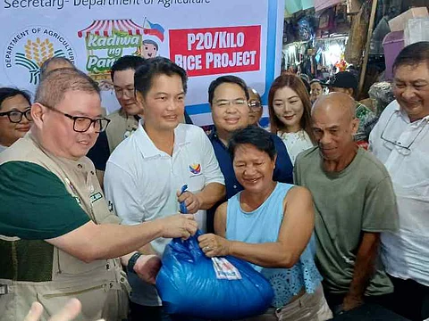 BACOLOD. Agriculture Secretary Francisco “Kiko” Tiu Laurel Jr. leads the launching of selling of rice at P20 per kilo at Burgos Public Market in Bacolod City on Thursday morning, June 5, along with Mayor Alfredo Abelardo Benitez and the members of the City Council.