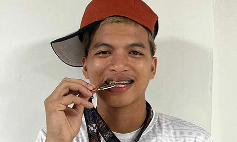 GOLDEN BOY’S NEW BEGINNINGS. Davao Eagles standout Edvil Christian Mundas flashes his gold medal with pride after helping Davao Region clinch its first-ever Palarong Pambansa secondary boys basketball title. The Holy Child College of Davao star has accepted a varsity scholarship with the Letran Knights, marking the next chapter in his basketball journey.